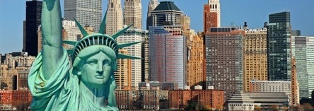Imagen de la estatua de la libertad con una vista de Nueva York al fondo.