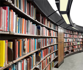 Biblioteca con estanterías llenas de libros