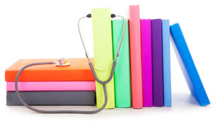 Varios libros con un fonendoscopio