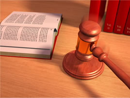 Libro abierto y un mazo de juez