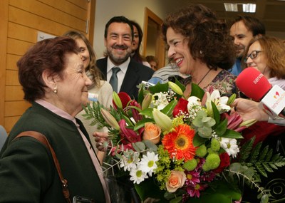 Ana Botella felicita con un bonito ramos de flores a Manuela Donaire, por su 88 cumpleaños