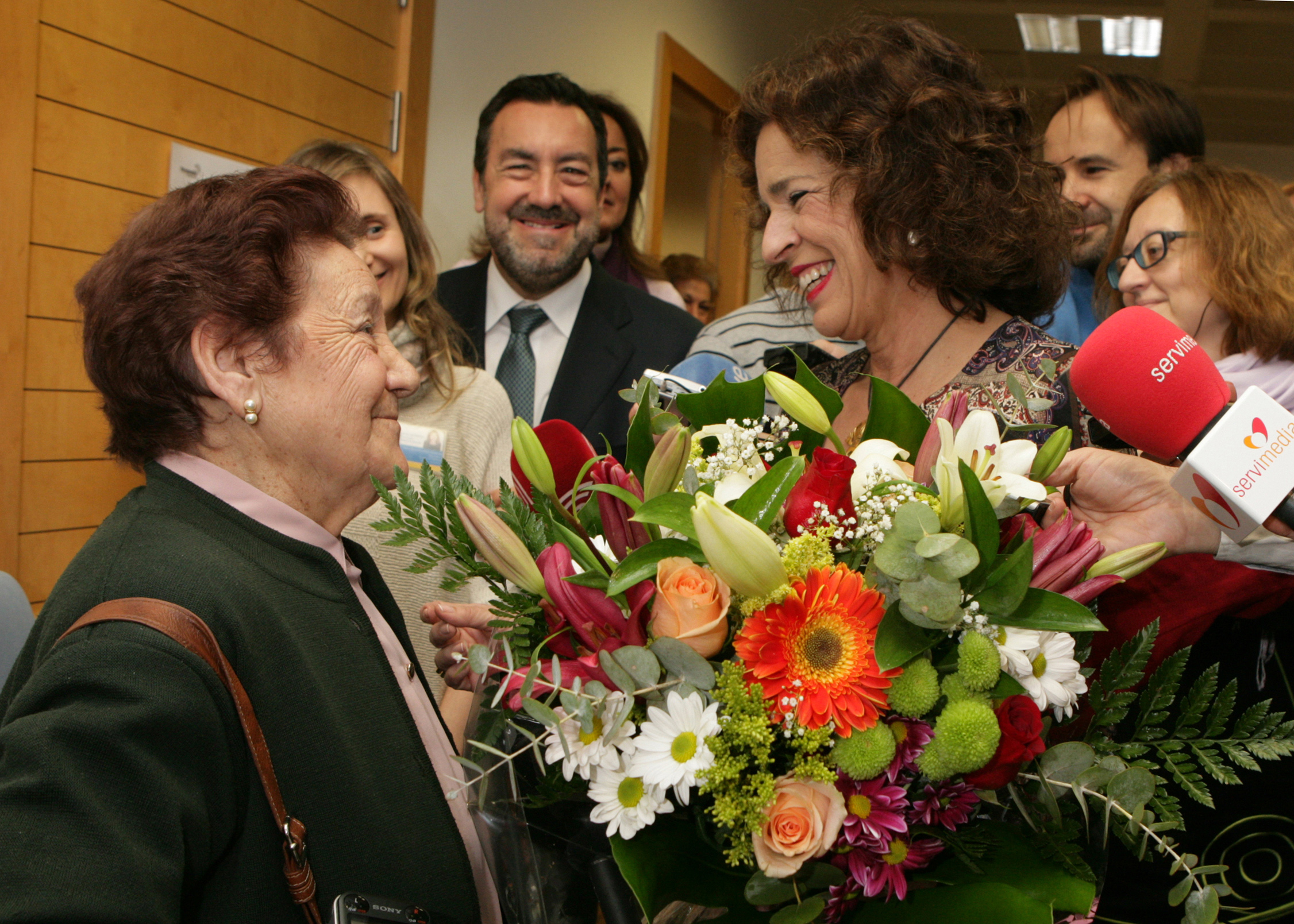 Ana Botella felicita con un bonito ramos de flores a Manuela Donaire, por su 88 cumpleaños