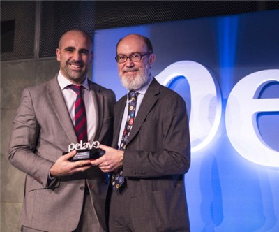 Óscar Da Pena (izquierda) recibe el galardón de manos de José Boada