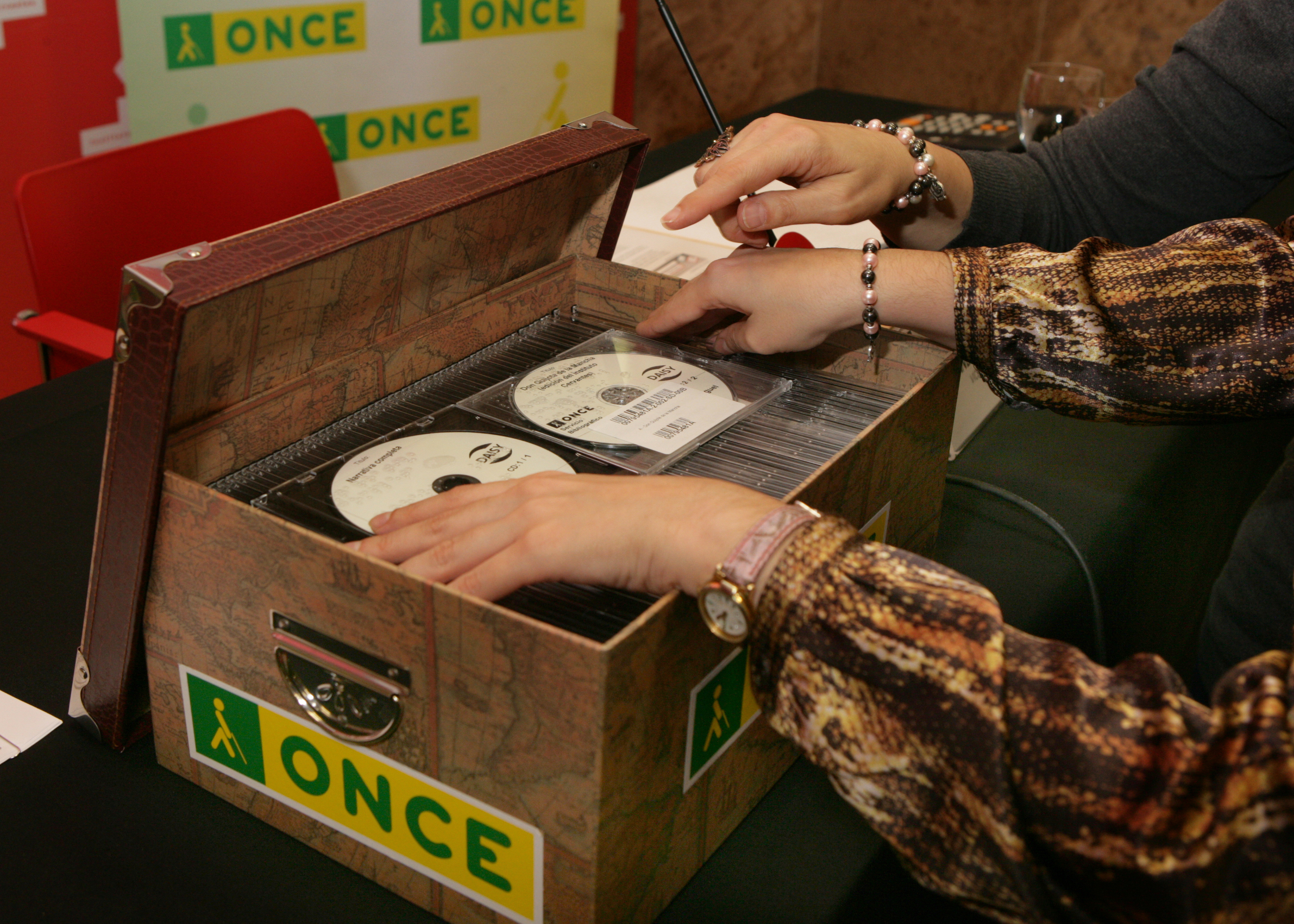 Contenedor de los 111 audiolibros con destino a El Cairo