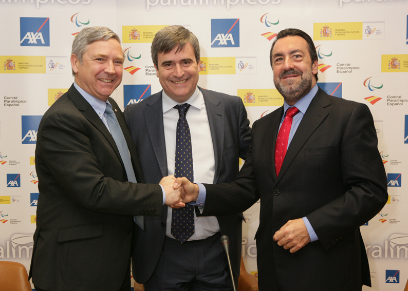  (De izquierda a derecha) Jean Paul Rignault, Miguel Cardenal y Miguel Carballeda tras la firma del convenio con AXA