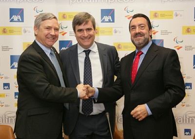  (De izquierda a derecha) Jean Paul Rignault, Miguel Cardenal y Miguel Carballeda tras la firma del convenio con AXA