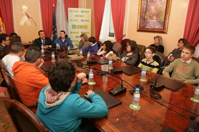 El grupo de jóvenes, acompañados por Miguel Carballeda, Teresa Palahí y Andrés Ramos, en el Salón de Plenos "Concordia"