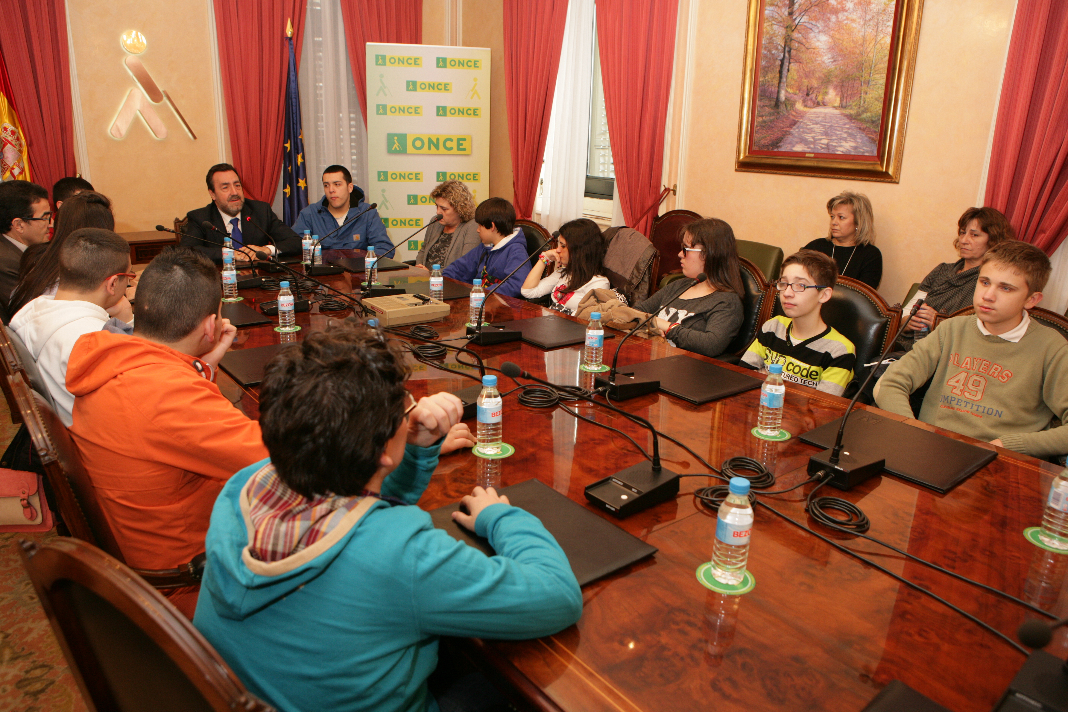 El grupo de jóvenes, acompañados por Miguel Carballeda, Teresa Palahí y Andrés Ramos, en el Salón de Plenos "Concordia"