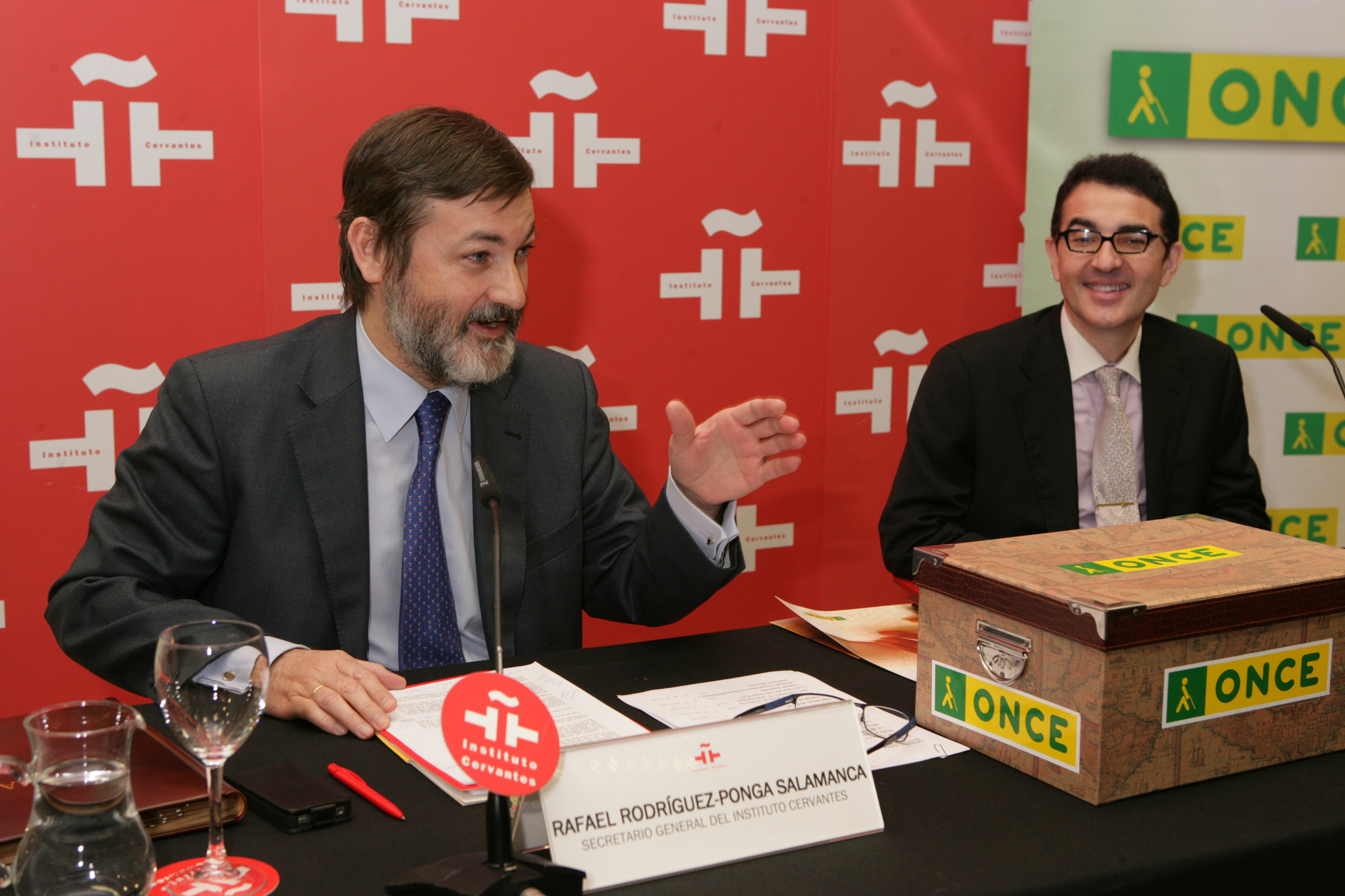 Rafael Rodríguez-Ponga y Andrés Ramos (derecha) en el acto de donación de los 111 libros Daisy