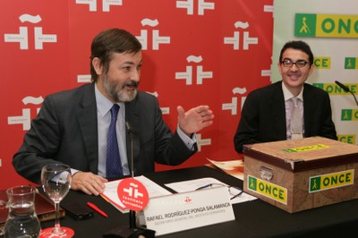 Rafael Rodríguez-Ponga y Andrés Ramos (derecha) en el acto de donación de los 111 libros Daisy