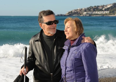 Una pareja disfruta de las Vacaciones Sociales de la ONCE junto al mar