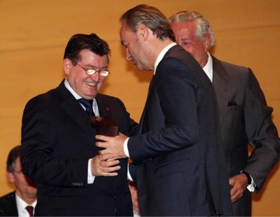El presidente de la Generalitat, Alberto Fabra (a la derecha), entrega el galardón a Ángel Sánchez