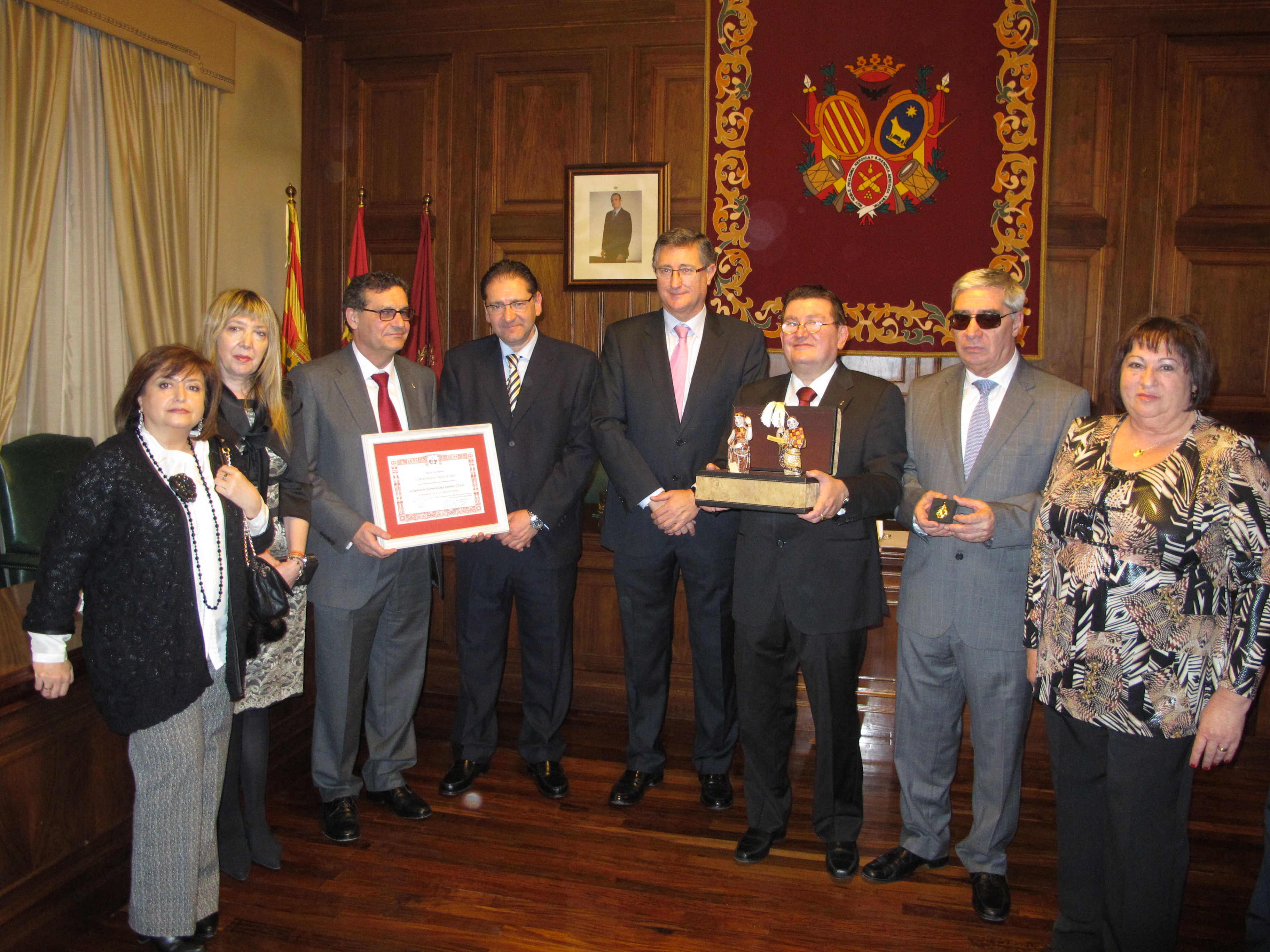 Ángel Sánchez y los responsables de la ONCE aragonesa posan con el premio junto al alcalde de Teruel y otras personalidades