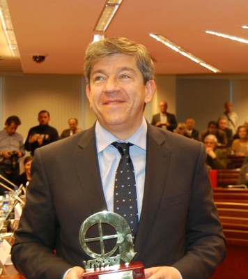 Antonio Mayor con el Premio Bravo en sus manos