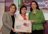 De izquierda a derecha: Teresa Palahí, Carmen Fernández y Carmen Plaza muestran los cupones dedicados