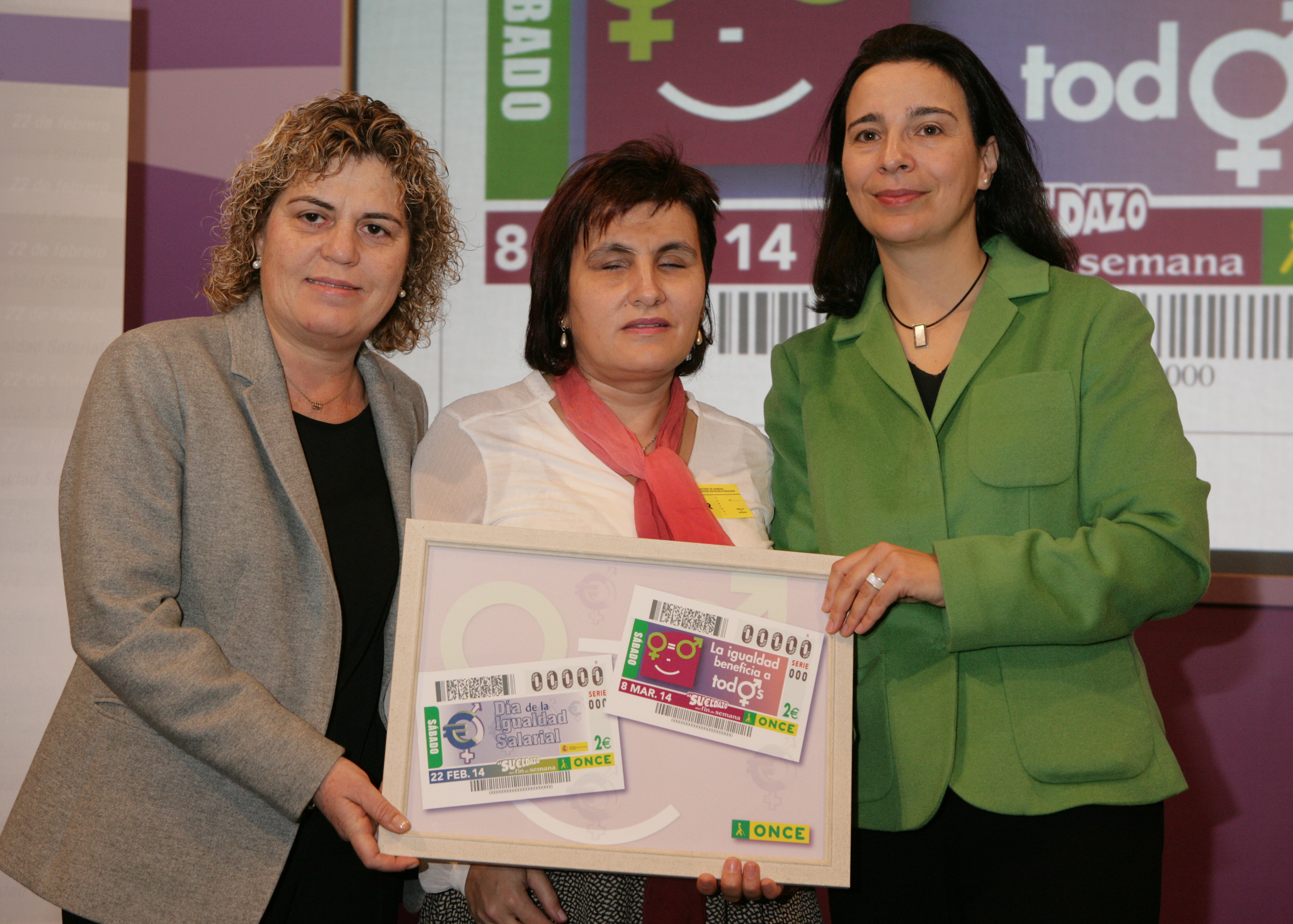 De izquierda a derecha: Teresa Palahí, Carmen Fernández y Carmen Plaza muestran los cupones dedicados