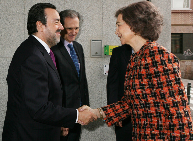 La reina doña Sofía saluda al presidente de la ONCE y su Fundación a su llegada a Servimedia