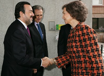 La reina doña Sofía saluda al presidente de la ONCE y su Fundación a su llegada a Servimedia