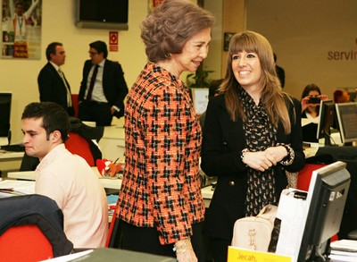 Doña Sofía charla animadamente con una redactora en su puesto de trabajo