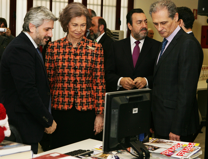 Doña Sofía conversa con el redactor jefe de Perfiles, Chema Doménech