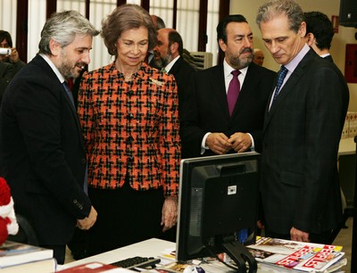 Doña Sofía conversa con el redactor jefe de Perfiles, Chema Doménech