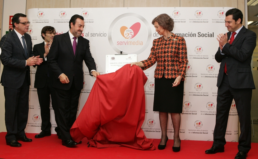 Doña Sofía descubre la placa conmemorativa