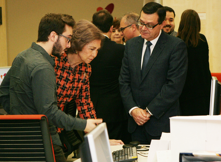 Doña Sofía junto a un redactor y J. Luis Martínez Donoso consejero-delegado de Fundosa