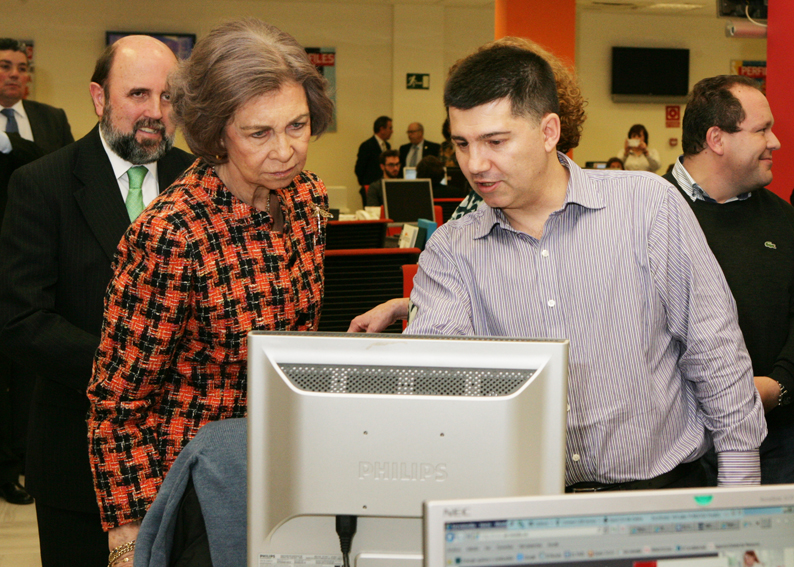 Otro redactor da explicaciones a doña Sofía, en presencia de Miguel Sagarra, consejero delegado de Servimedia 