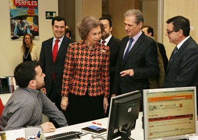 El director de Servimedia, José Manuel Huesa, acompaña a Doña Sofía por la Redacción