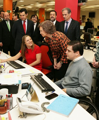 Los directivos de ONCE, su Fundación, Fundosa y Servimedia acompañan a la reina en la visita