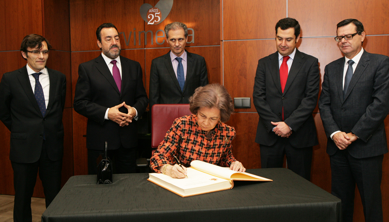 Reina\Doña Sofía firma en el Libro de Honor