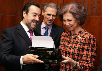 El presidente de la ONCE y su Fundación obsequia a doña Sofía como recuerdo una antigua máquina de escribir