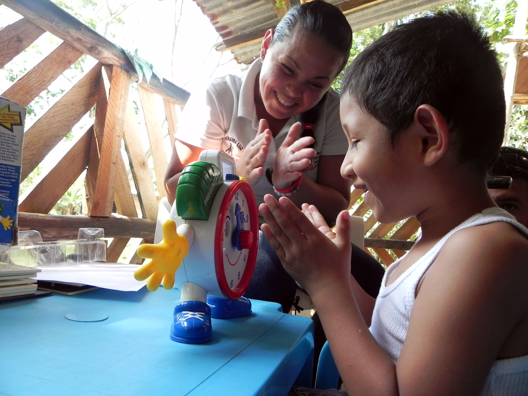 Niños ecuatorianos con discapacidad visual aprenden con materiales y juguetes adaptados