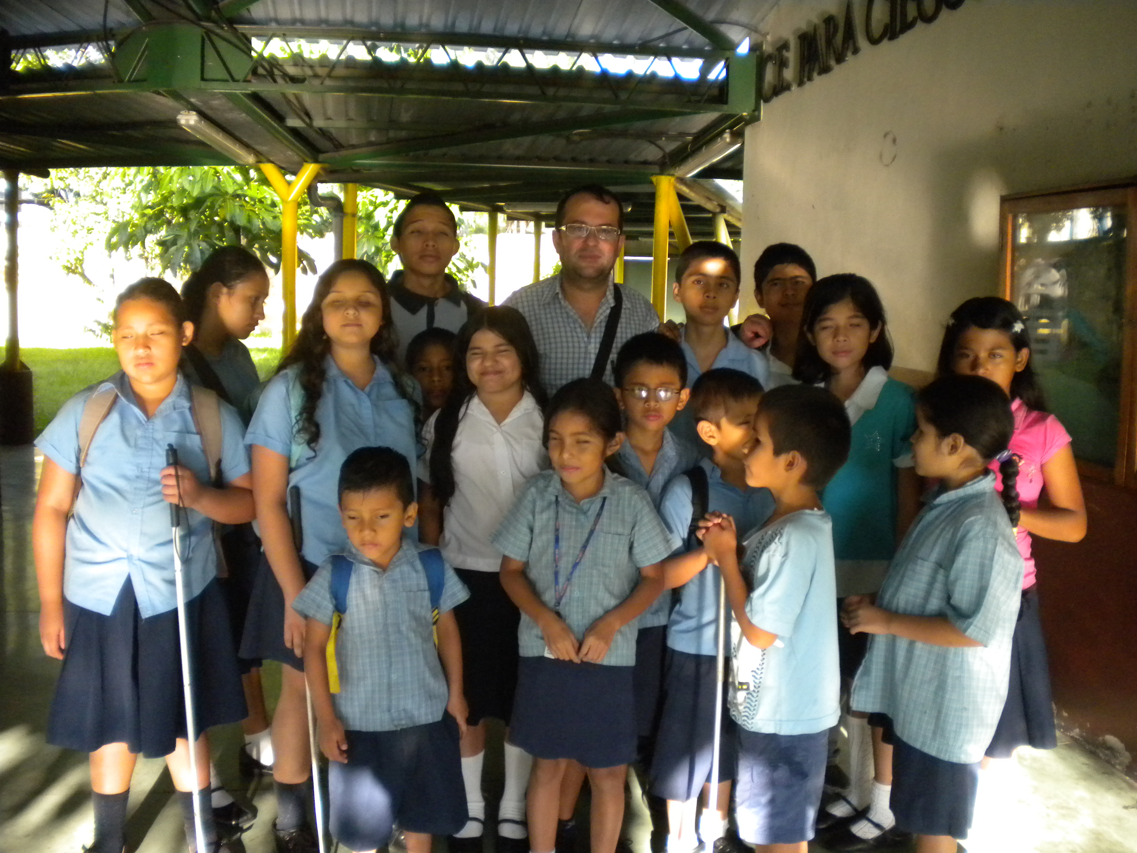 Jesús Morcillo, en el centro, rodeado por un grupo de niños ciegos escolares en El Salvador