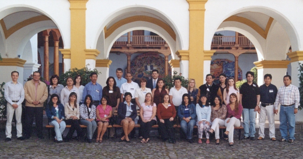 Marta Baldrich (tercera por la izquierda y de pie) en un seminario en Guatemala sobre producción de materiales adaptados para personas con discapacidad visual celebrado en 2009