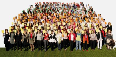 Grupo de hombres y mujeres de la ONCE y su Fundación