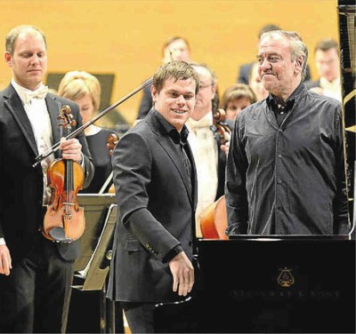 Ignasi en su concierto en L’Auditori de Barcelona, junto al prestigioso director ruso Valeri Guérguiyev