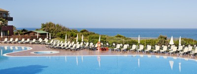 Imagen de la zona de piscina del Hotel Confortel Calas de Conil