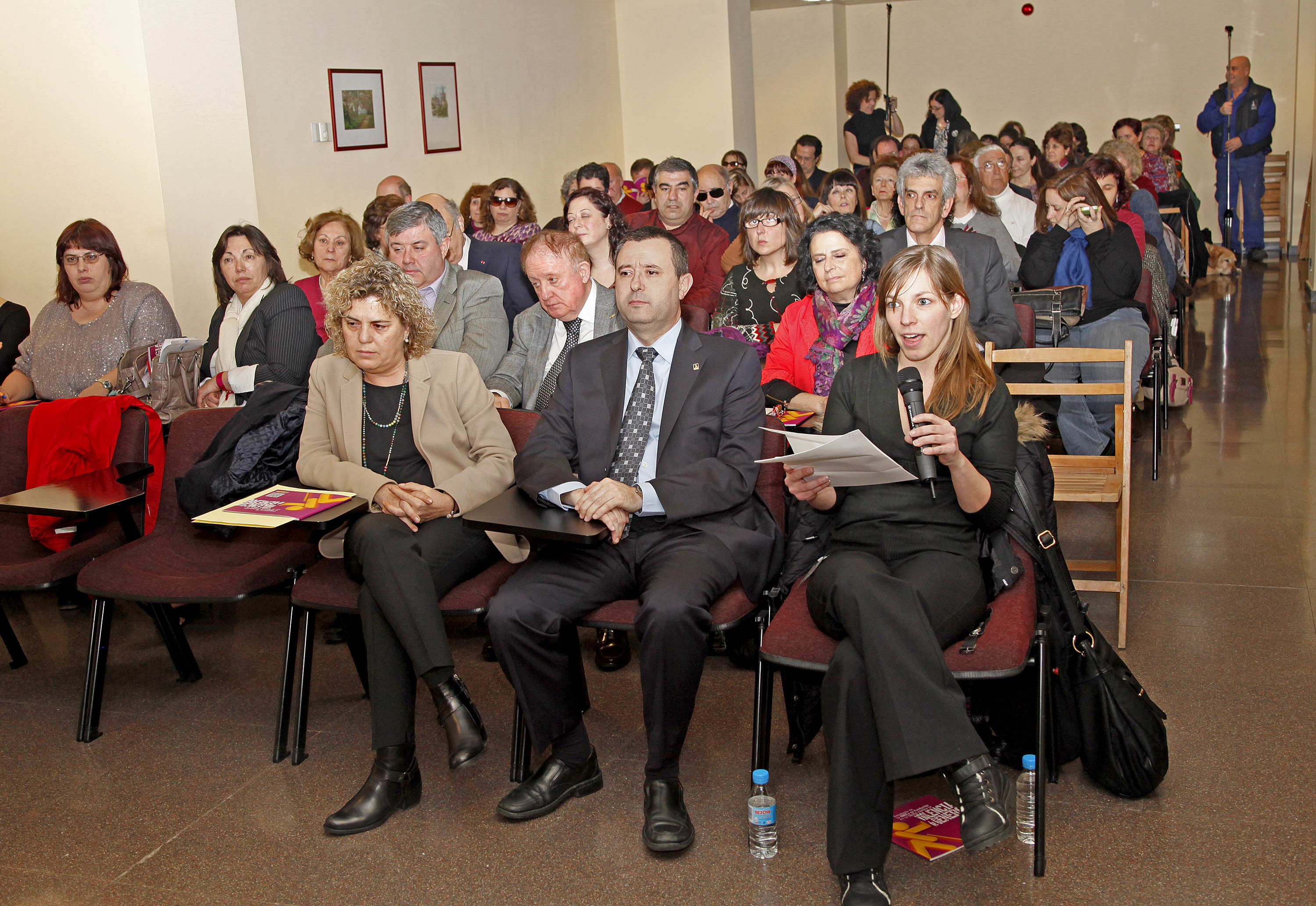 Público asistente al acto, con Teresa Palahí, a la izquierda y en primera fila 