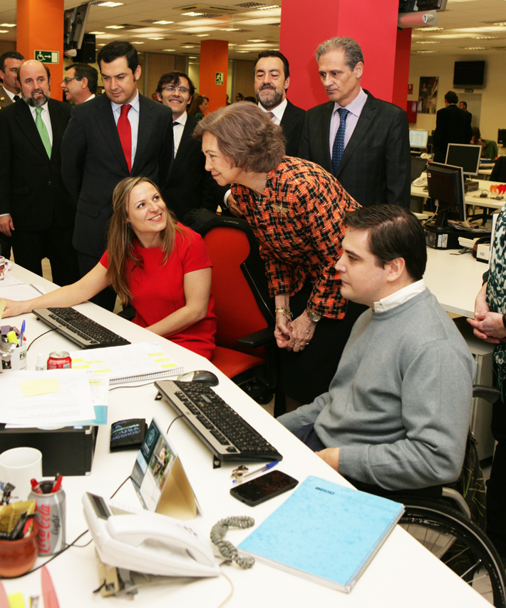 S.M. la reina doña Sofia en un momento de su recorrido por la Agencia Servimedia