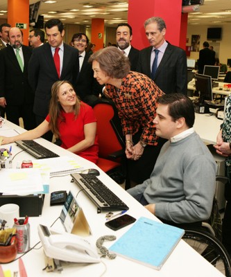 S.M. la reina doña Sofia en un momento de su recorrido por la Agencia Servimedia