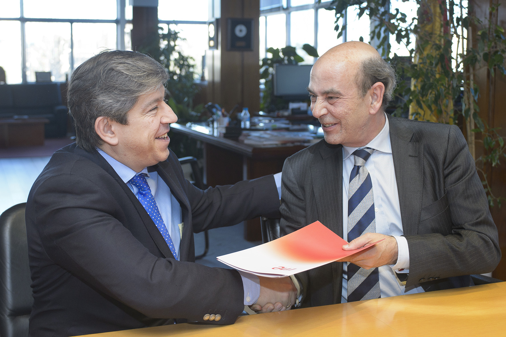 Antonio Mayor (a la izquierda) y Alfonso Nasarre suscriben el acuerdo entre ONCE y Radio 5