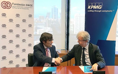 John Scott  (derecha) y  Alberto Durán nada más rubricar el acuerdo