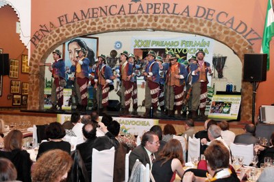 La comparsa "La canción de Cádiz" interpretando el pasadoble ganador en el acto de entrega de los premios Fermin Salvochea
