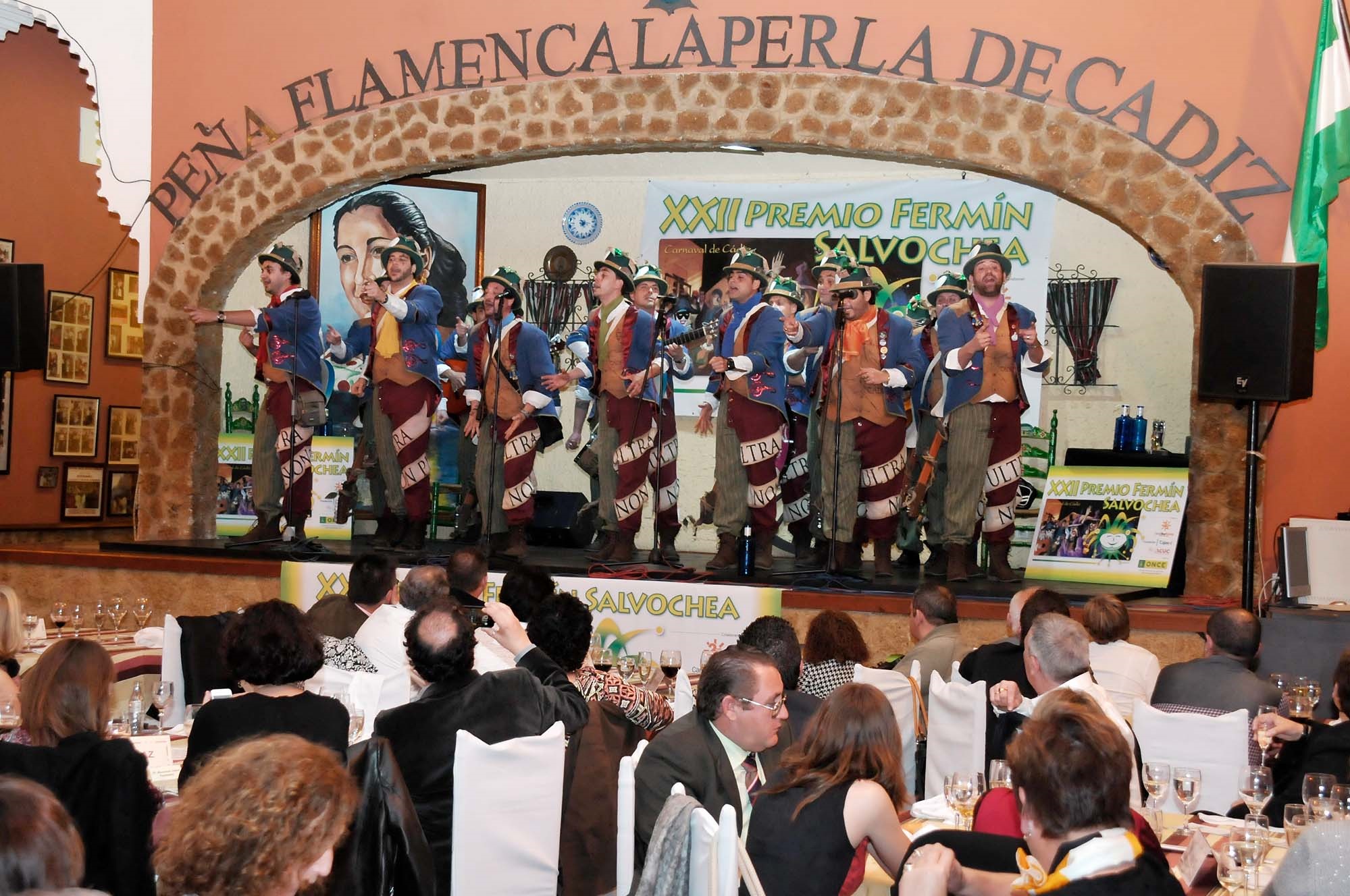 La comparsa "La canción de Cádiz" interpretando el pasadoble ganador en el acto de entrega de los premios Fermin Salvochea