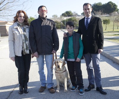 El consejero Salvador Victoria (a la derecha), junto al nuevo usuario de ‘Ulises’, Marco Antonio Vera, y la madre y el niño de la “familia educadora” que lo crió como cachorro