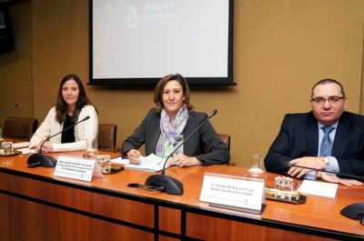 De izquierda a derecha, Beatriz Rabadán, Sonia Gumpert y Óscar Moral, en la mesa presidencial del acto.