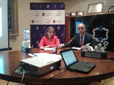 El alcalde de Ávila, Miguel Ángel García Nieto, a la derecha, en el momento de hacer público el fallo