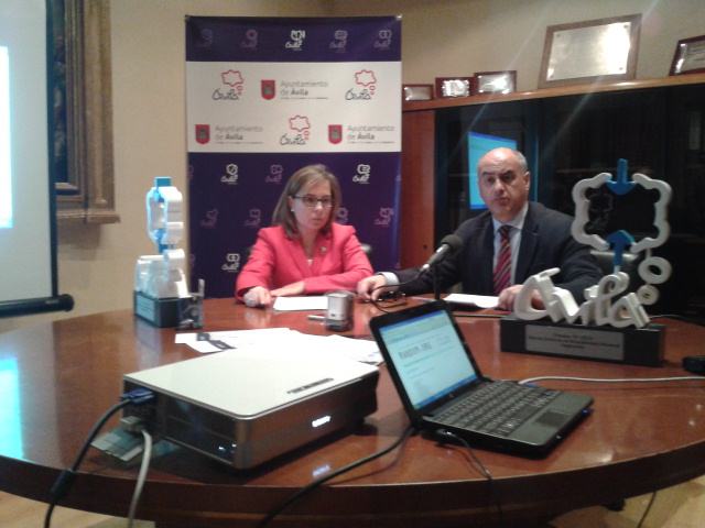 El alcalde de Ávila, Miguel Ángel García Nieto, a la derecha, en el momento de hacer público el fallo