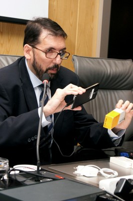 David Zanoletty, jefe del Departamento de Tecnología Accesible e I+D de Fundación ONCE, presenta la aplicación.